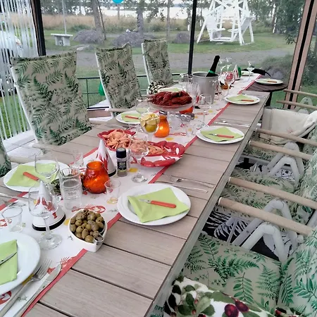 Vila Nelikko Juhla- Ja Majoitustilat *